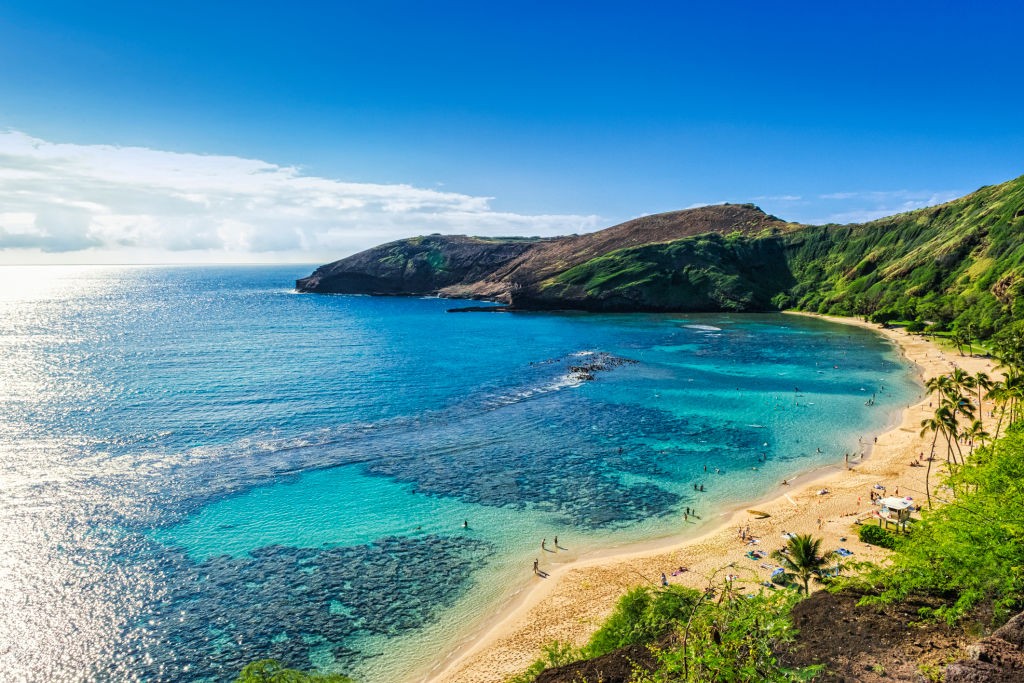 Hanauma Bay on Oʻahu with turquoise water, a sandy beach and palm trees