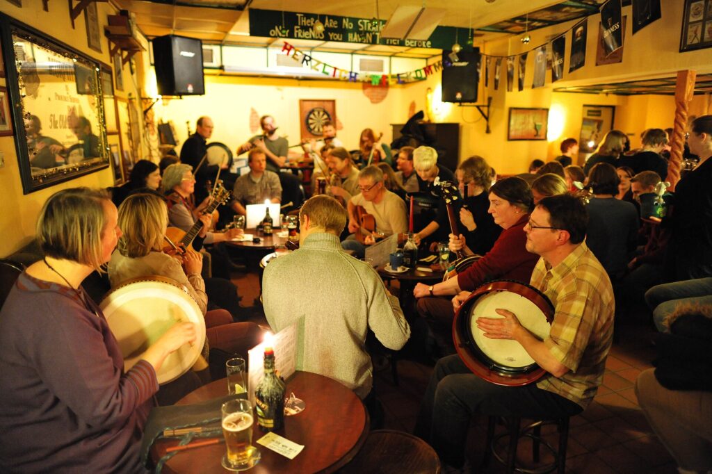 Irish Folk session The Old Dubliner Hamburg 337 0007 hinnerk ruemenapf